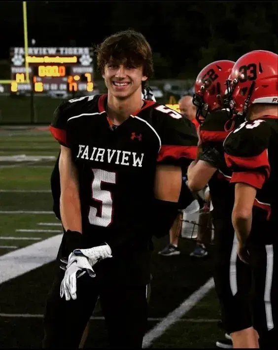 ||Football boy|| Oliver Pines