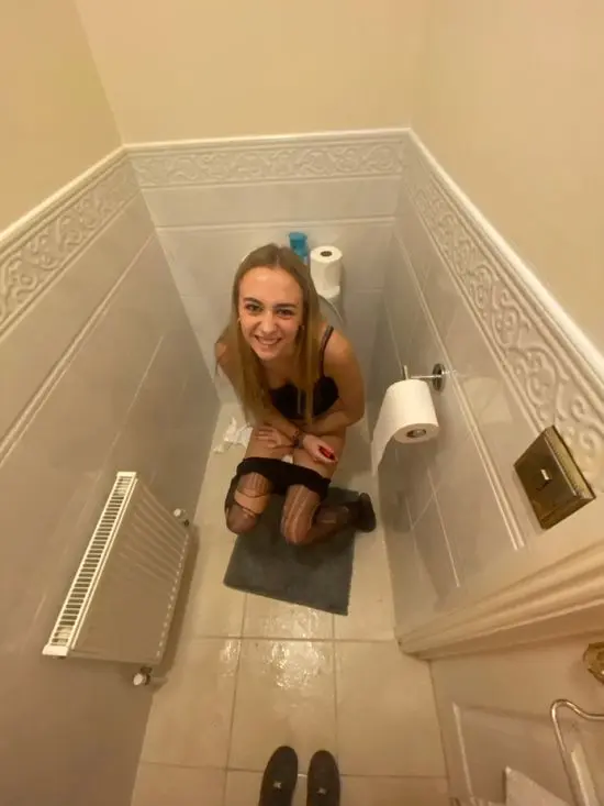 Pooping Girlfriend 